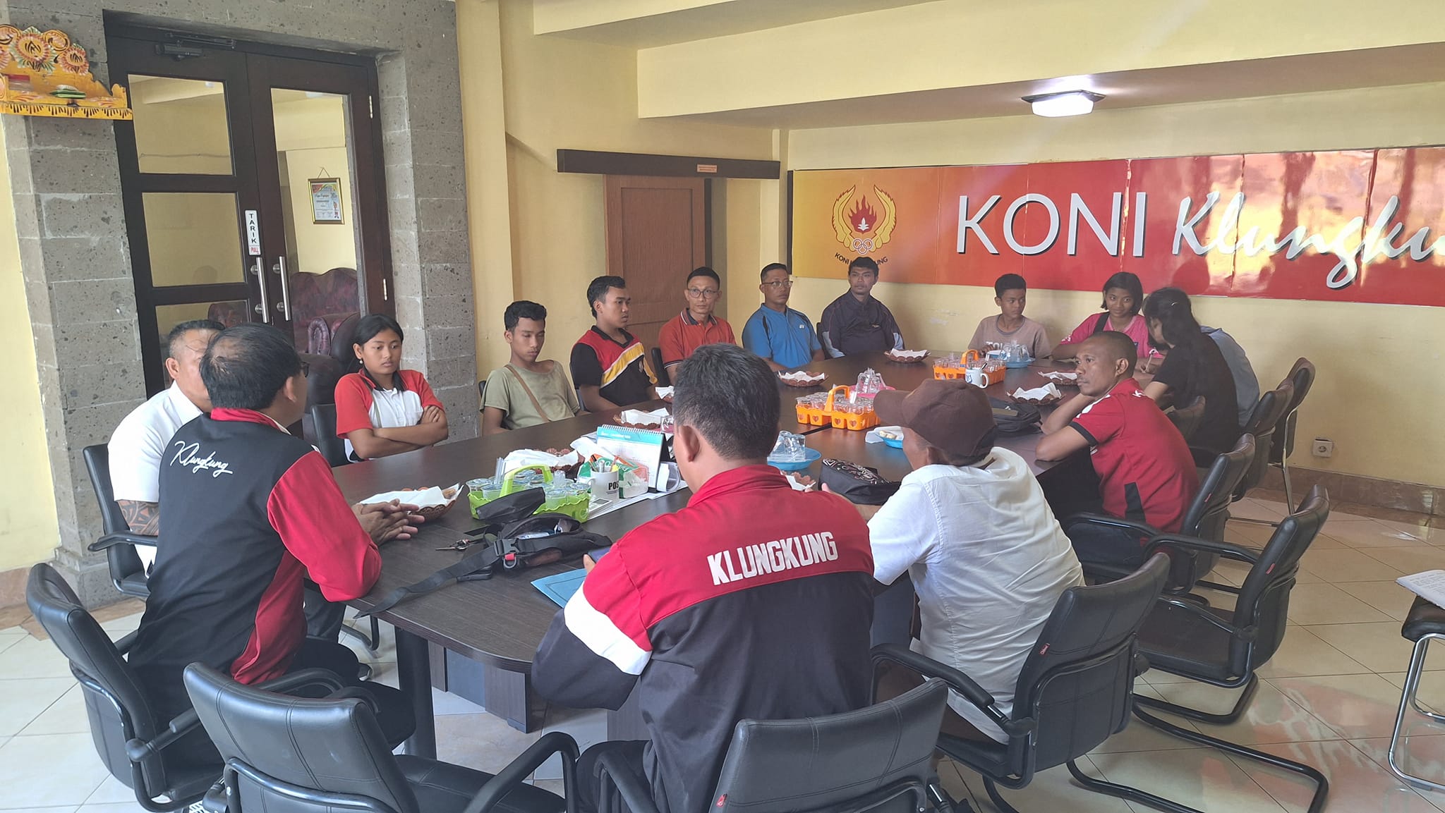 Atlet beserta pendamping NPCI Klungkung bertemu dengan Ketua Koni Klungkung